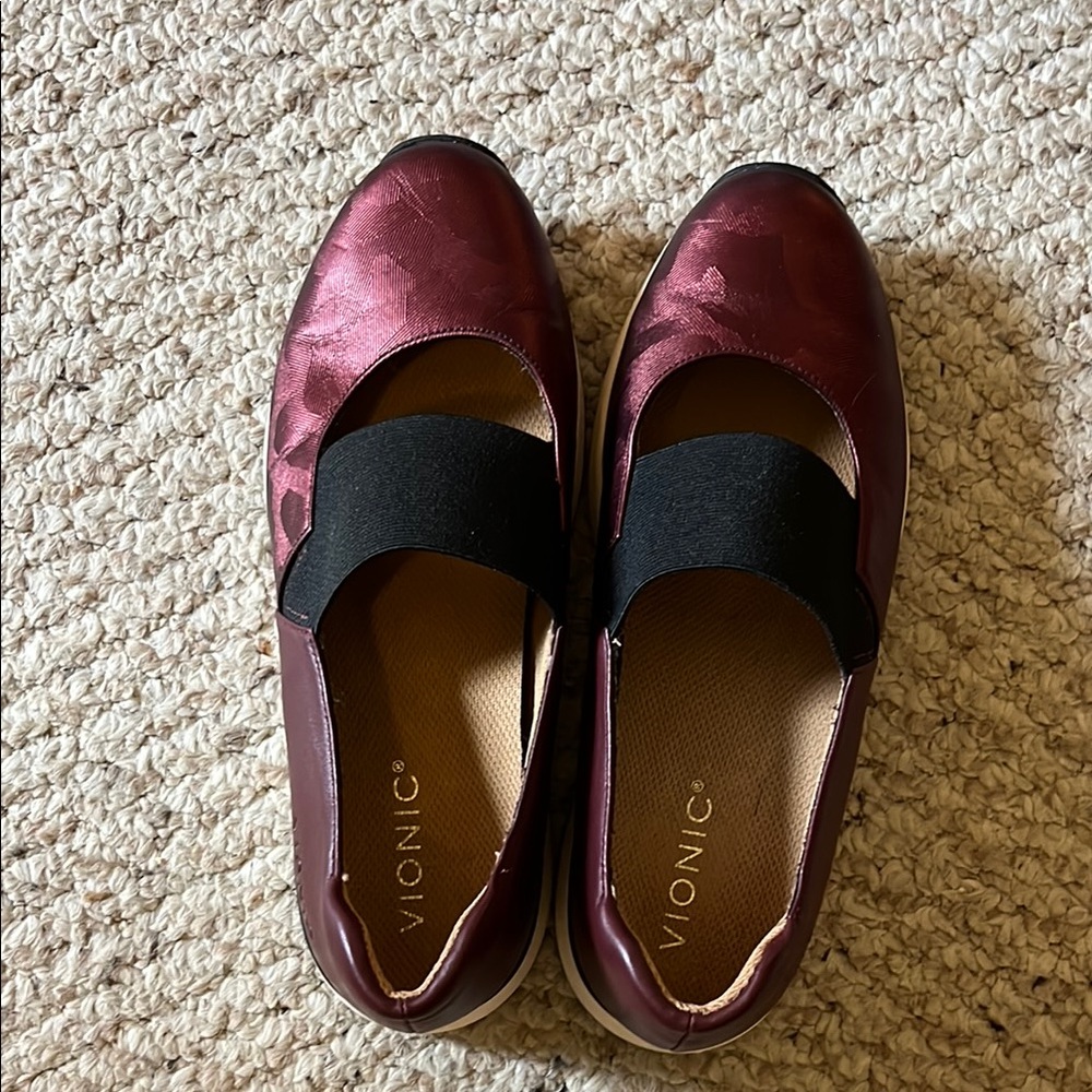 Vionic Women's Burgundy Flats